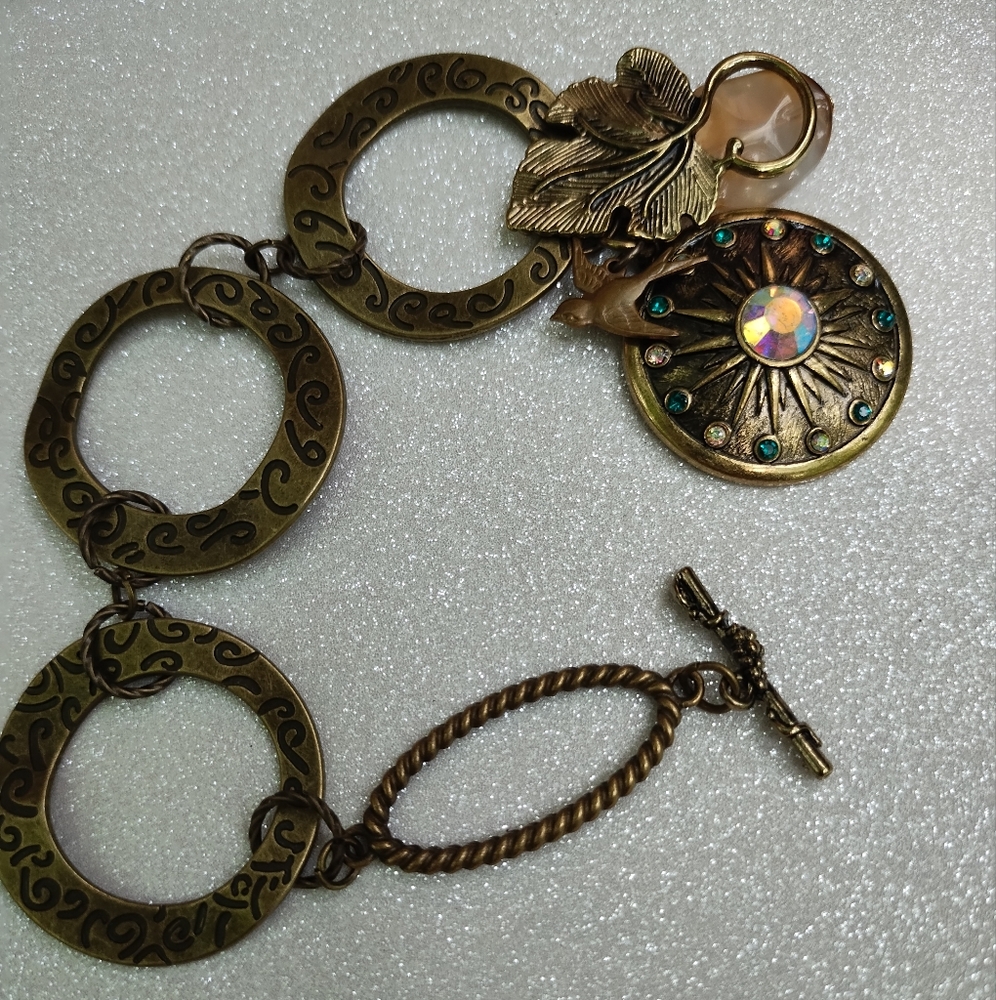 Vintage-Inspired Gold Bracelet with Gem Accents